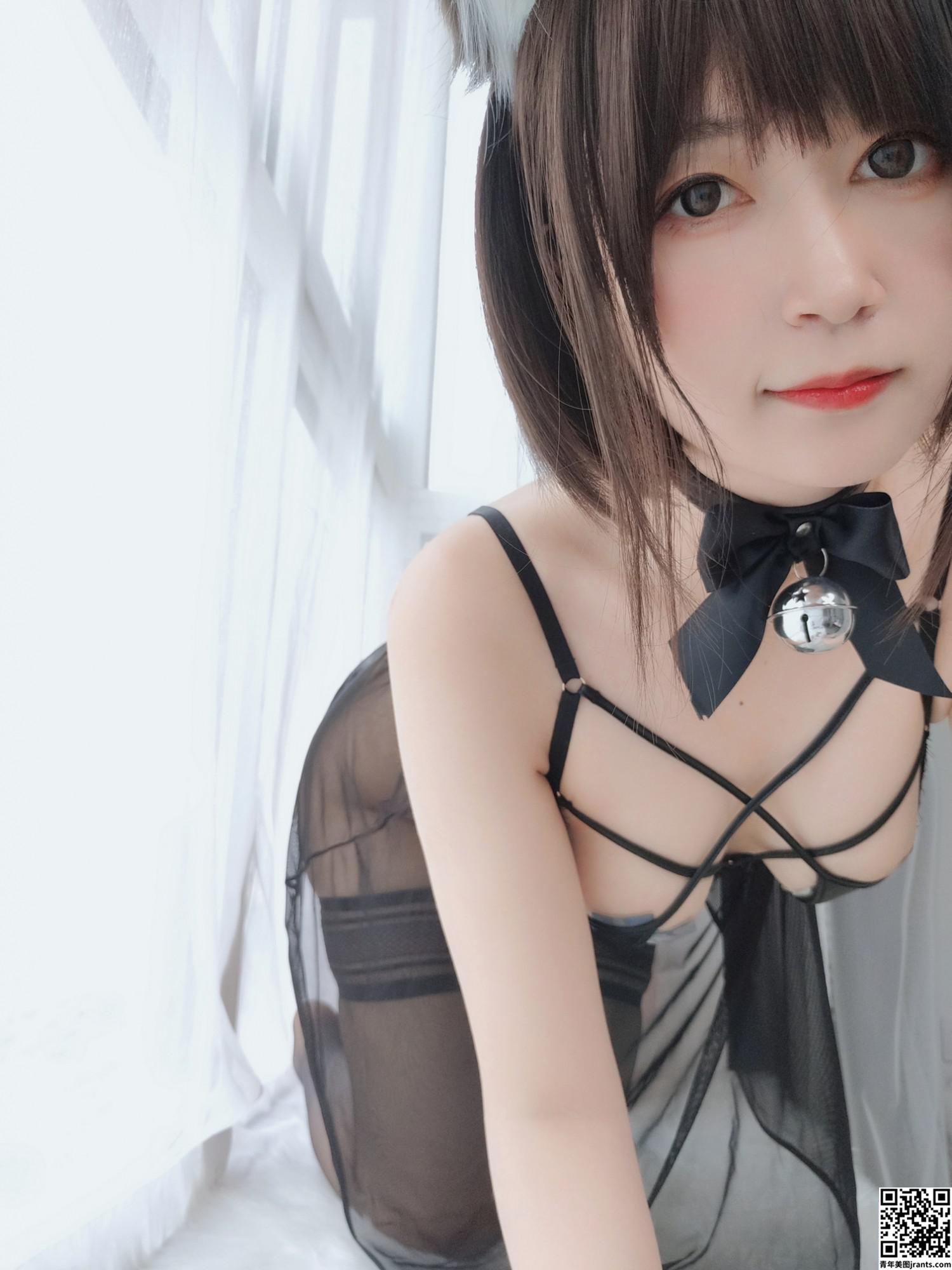 Silver 81 „Black Sexy Dress 2“ kam in Sicht und sah Dong Weitiao (61P) an.