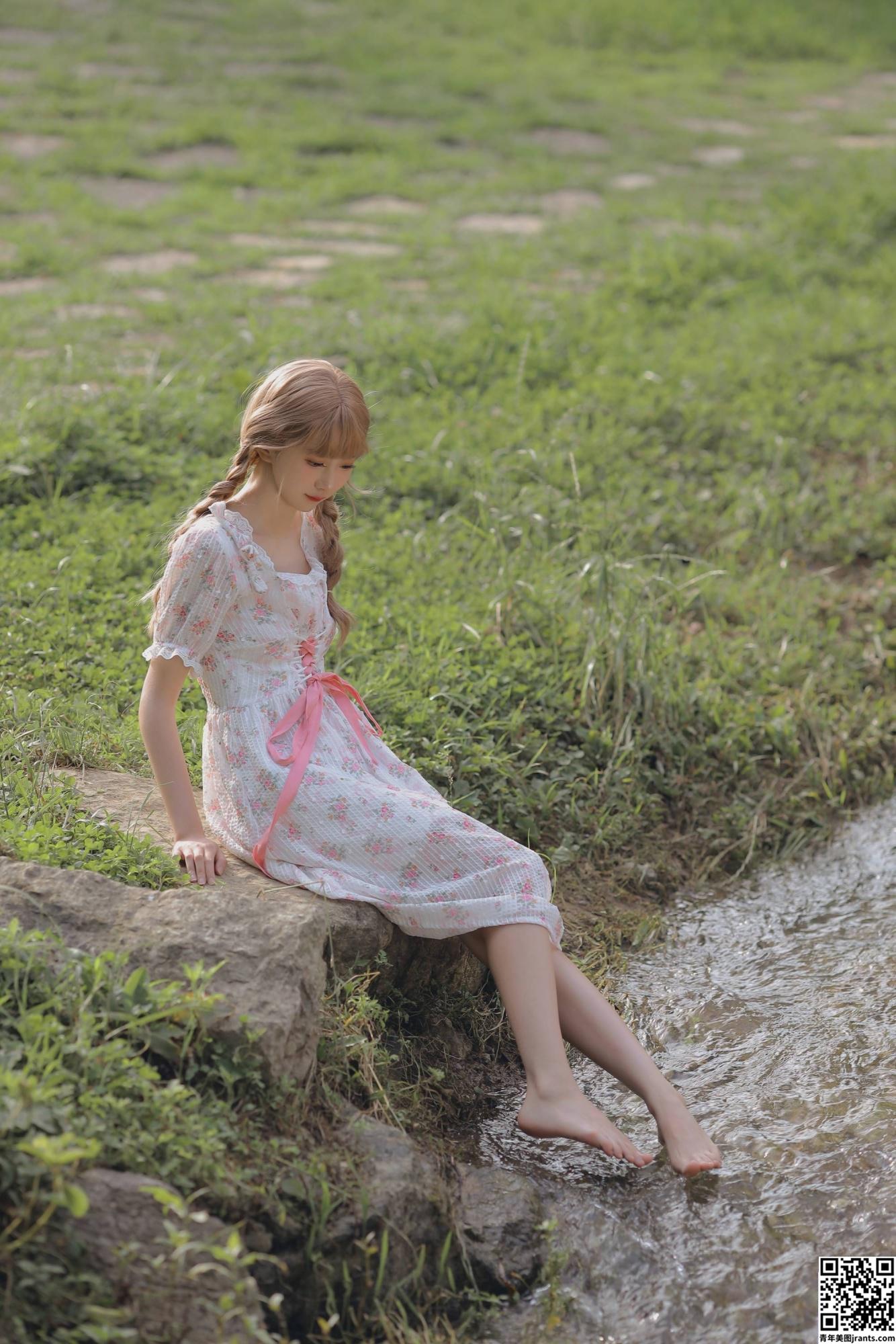 La séduisante lolita s&rsquo;expose en pleine nature ! Le look blond métisse est trop mignon ! La chatte sans poils est ouverte et libérée ! (58P)