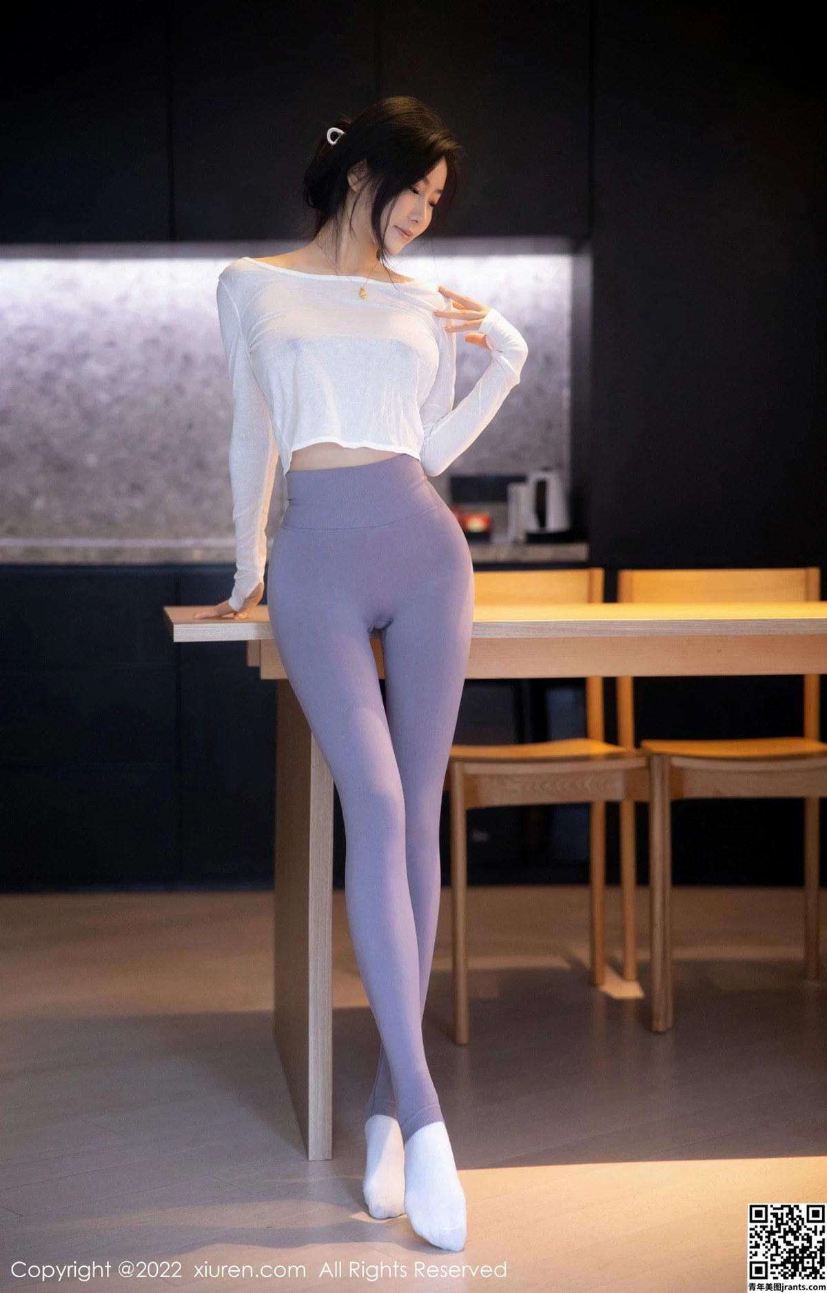 Le haut blanc et le pantalon de yoga gris de XiuR Susua sont gracieux et magnifiques.