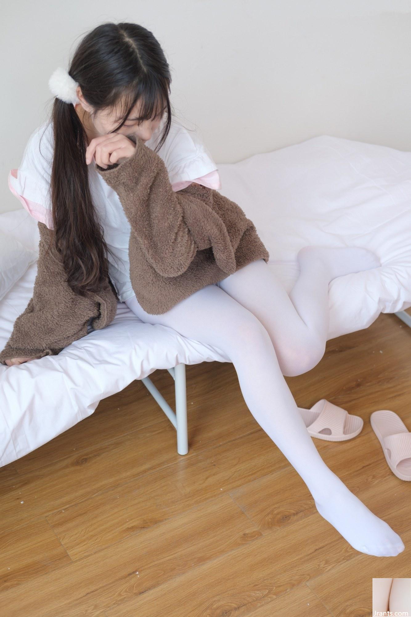 [森萝财团Foto] [X-020]  kaus kaki katun putih loli [91P]