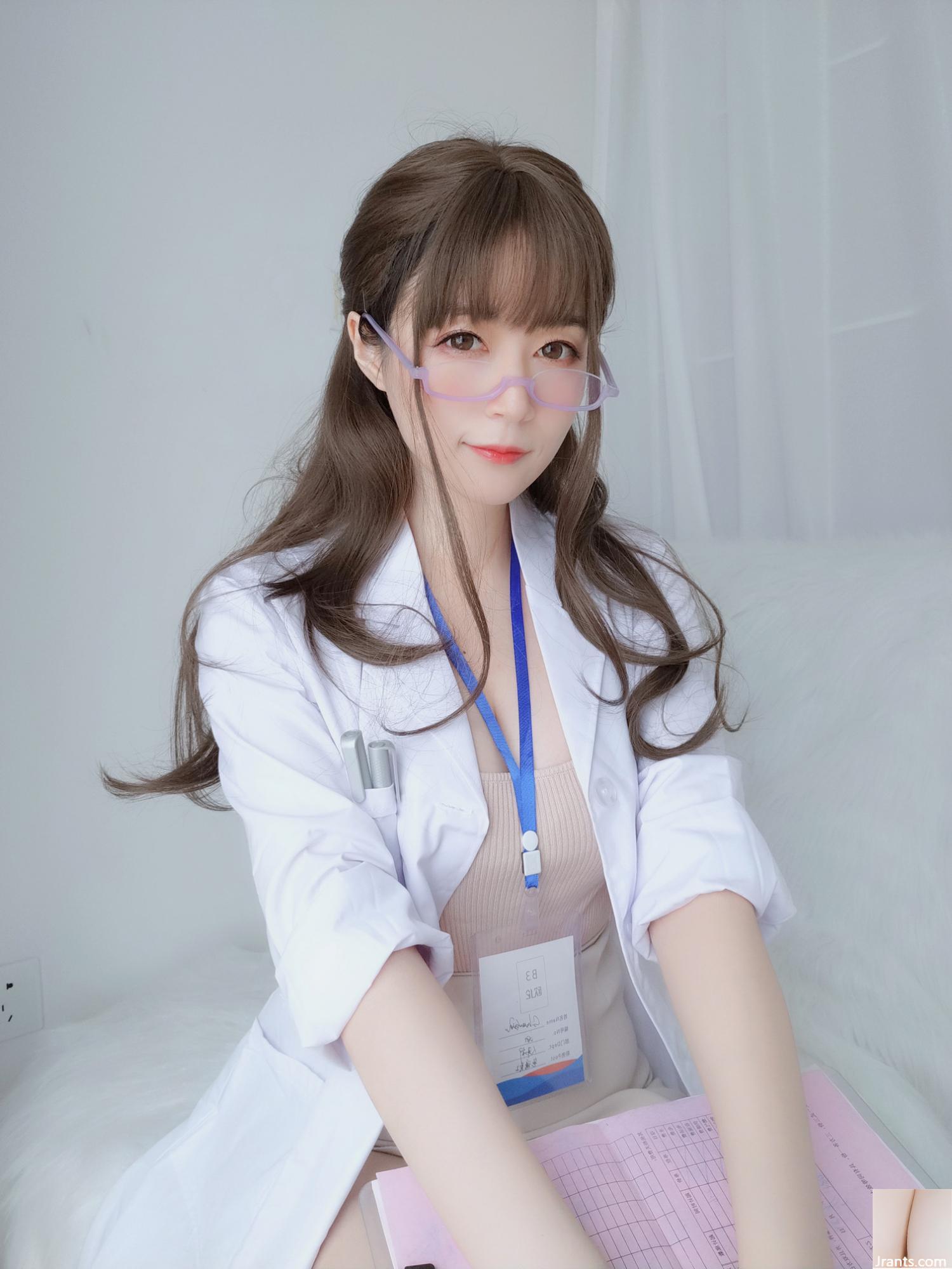 Silver 81 &#8220;Dokter Gadis Berkacamata&#8221; Paparan pakaian dalam yang tidak berbahaya dan tidak sabar membuat jantungnya berdebar kencang (73P)