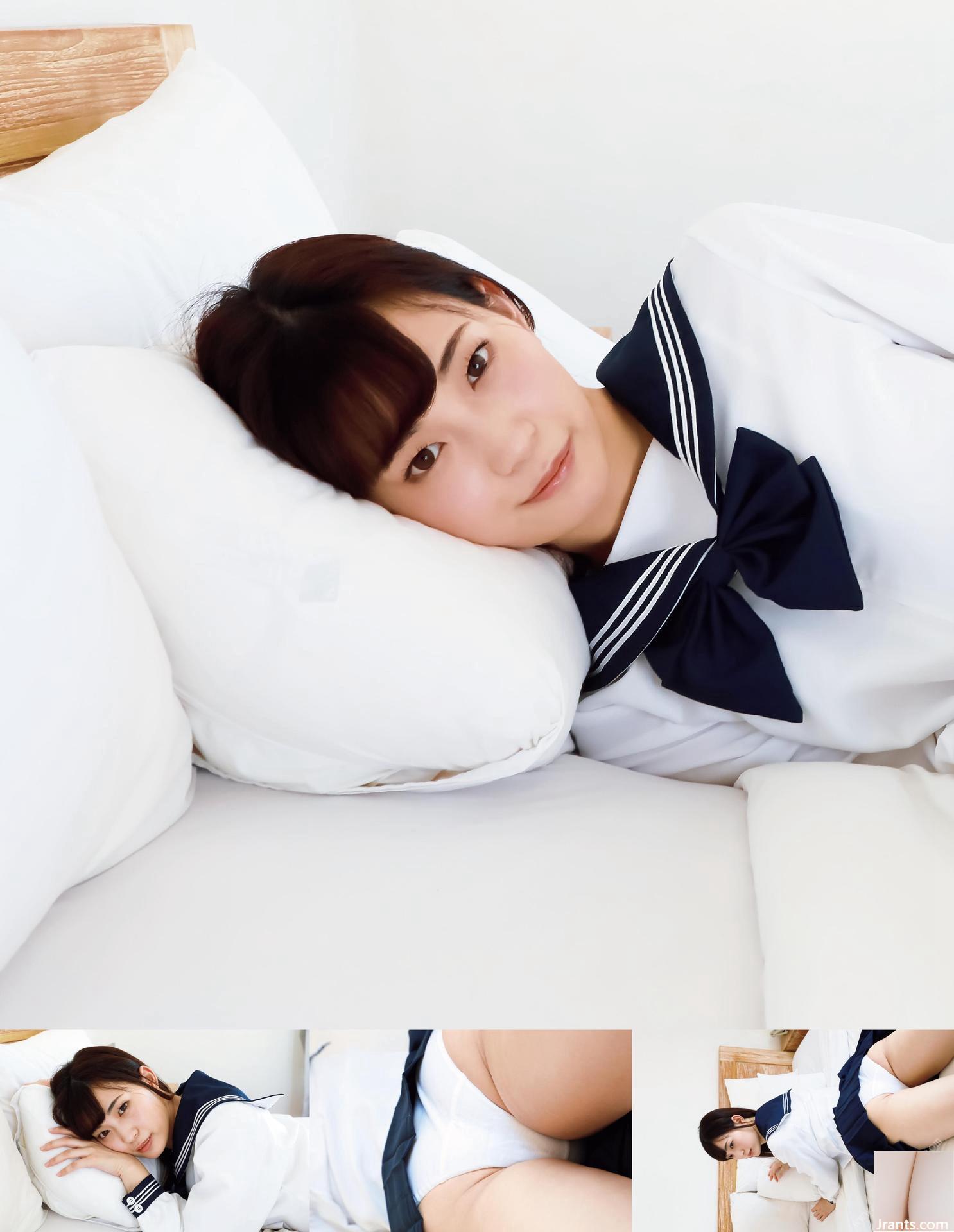 Mitani Juri 1er Album photo Regard direct (86P)