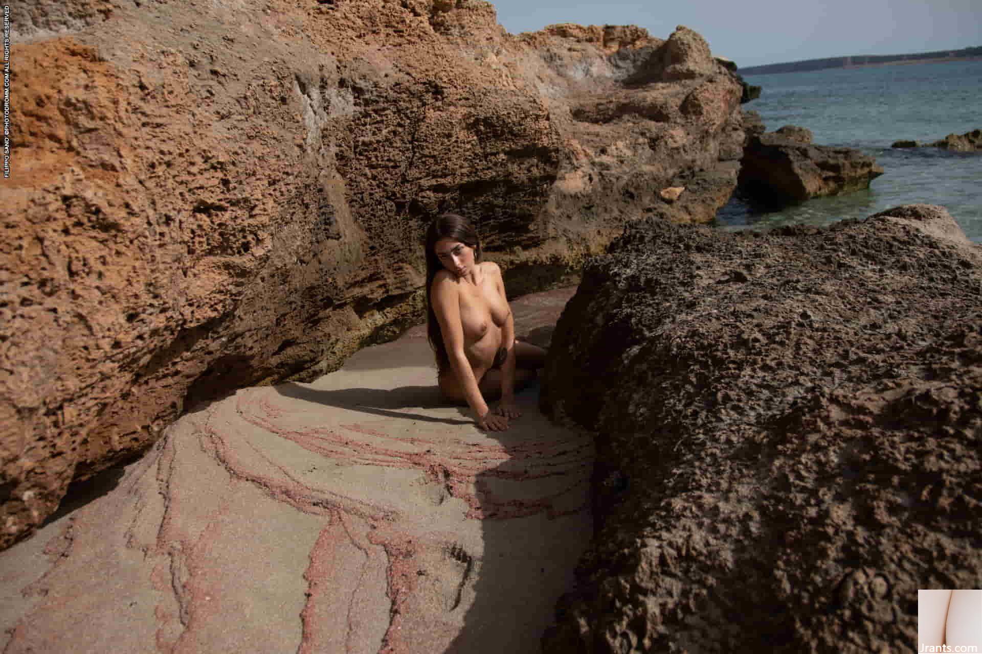 Spettacolo di bellissimi seni sulla spiaggia rosa tessa_pinkbeach_2 (50P)