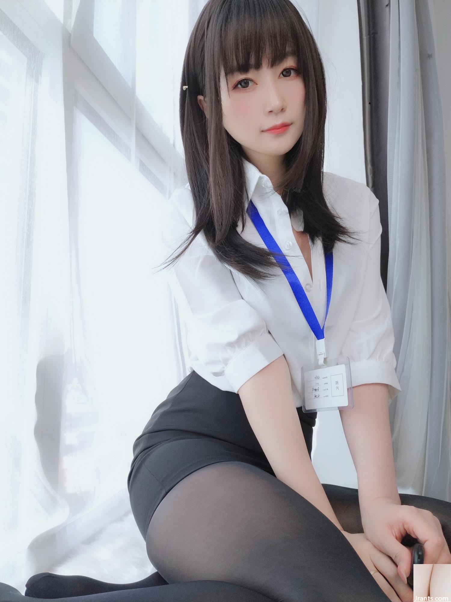 Baiyin 81 &#8220;Workplace OL8&#8221; menggoda saraf visual Anda dari sudut pandang belakang (65P)