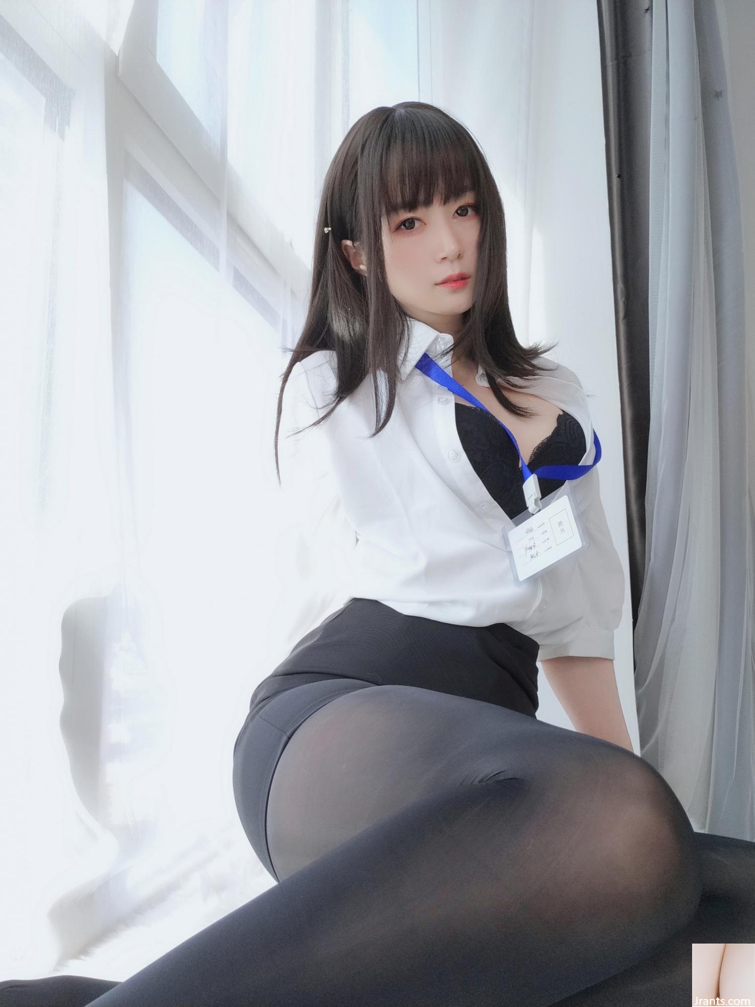 Baiyin 81 &#8220;Workplace OL8&#8221; menggoda saraf visual Anda dari sudut pandang belakang (65P)