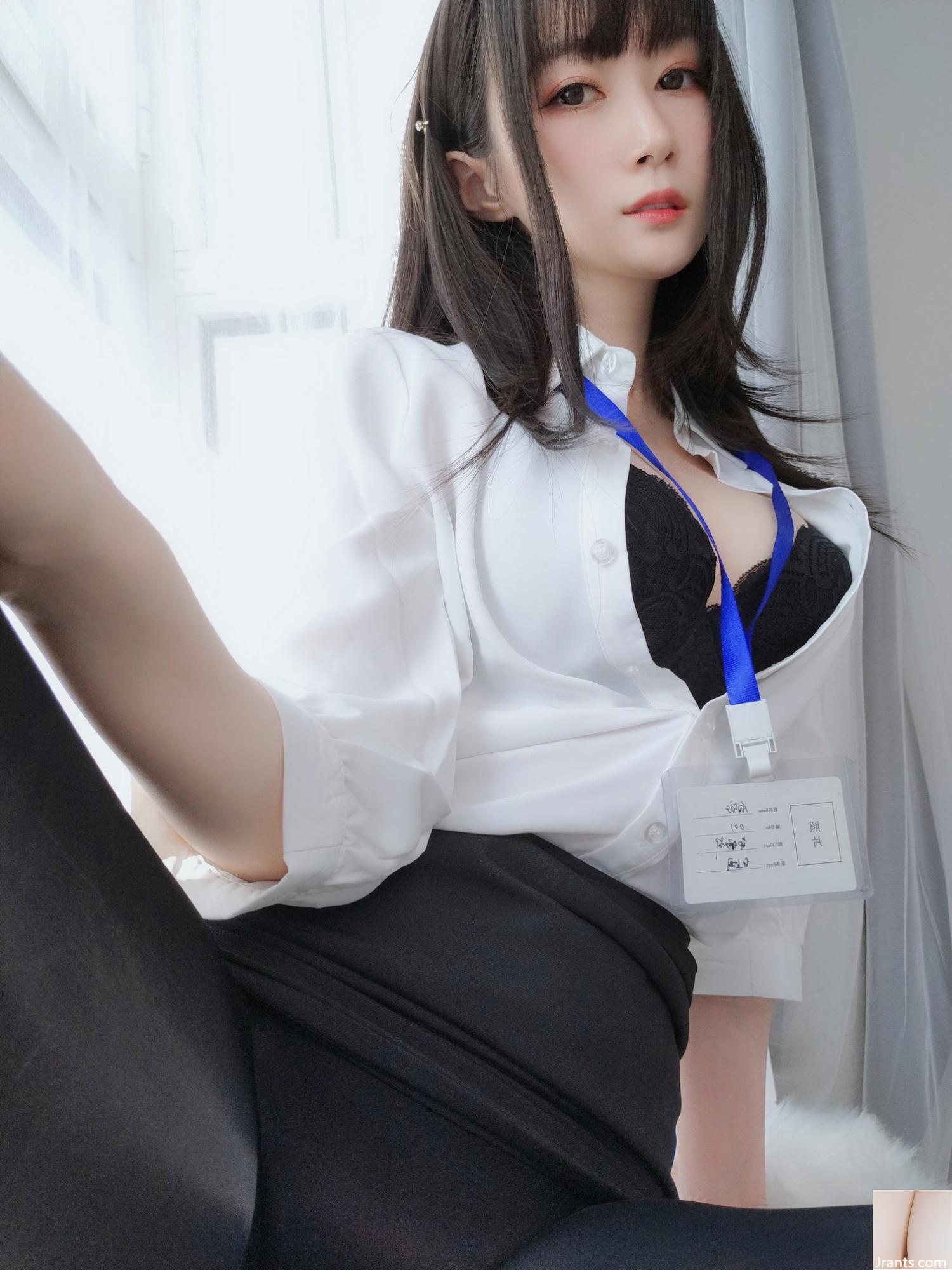 Baiyin 81 &#8220;Workplace OL8&#8221; menggoda saraf visual Anda dari sudut pandang belakang (65P)