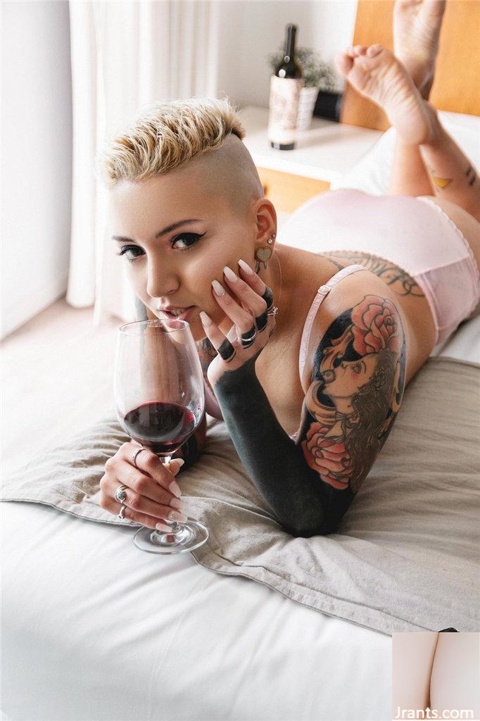 [Suicide Girls] – Vin rouge – Babyblue_