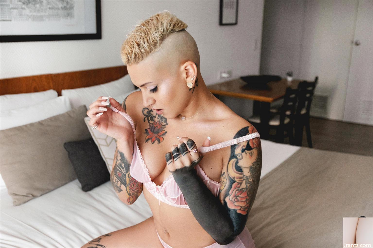 [Suicide Girls] – Vin rouge – Babyblue_