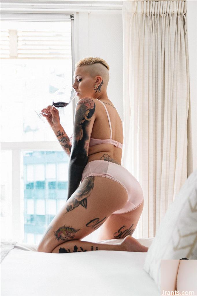 [Suicide Girls] – Vin rouge – Babyblue_