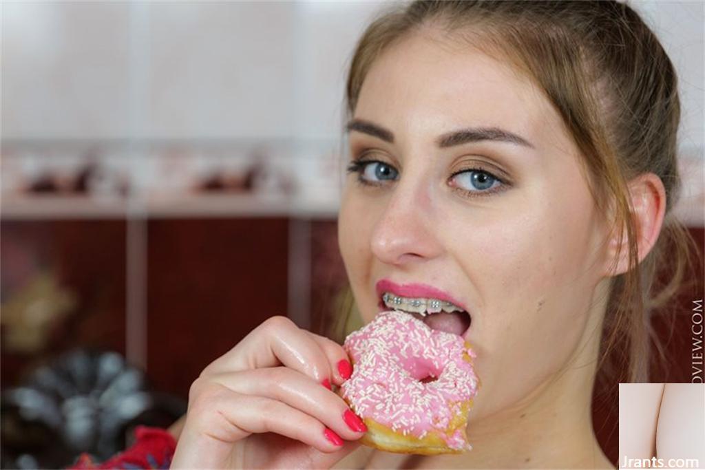 Büyük Göğüsler Genç Lina Donut Yiyor Ve Mastürbasyon Yapıyor (53P)