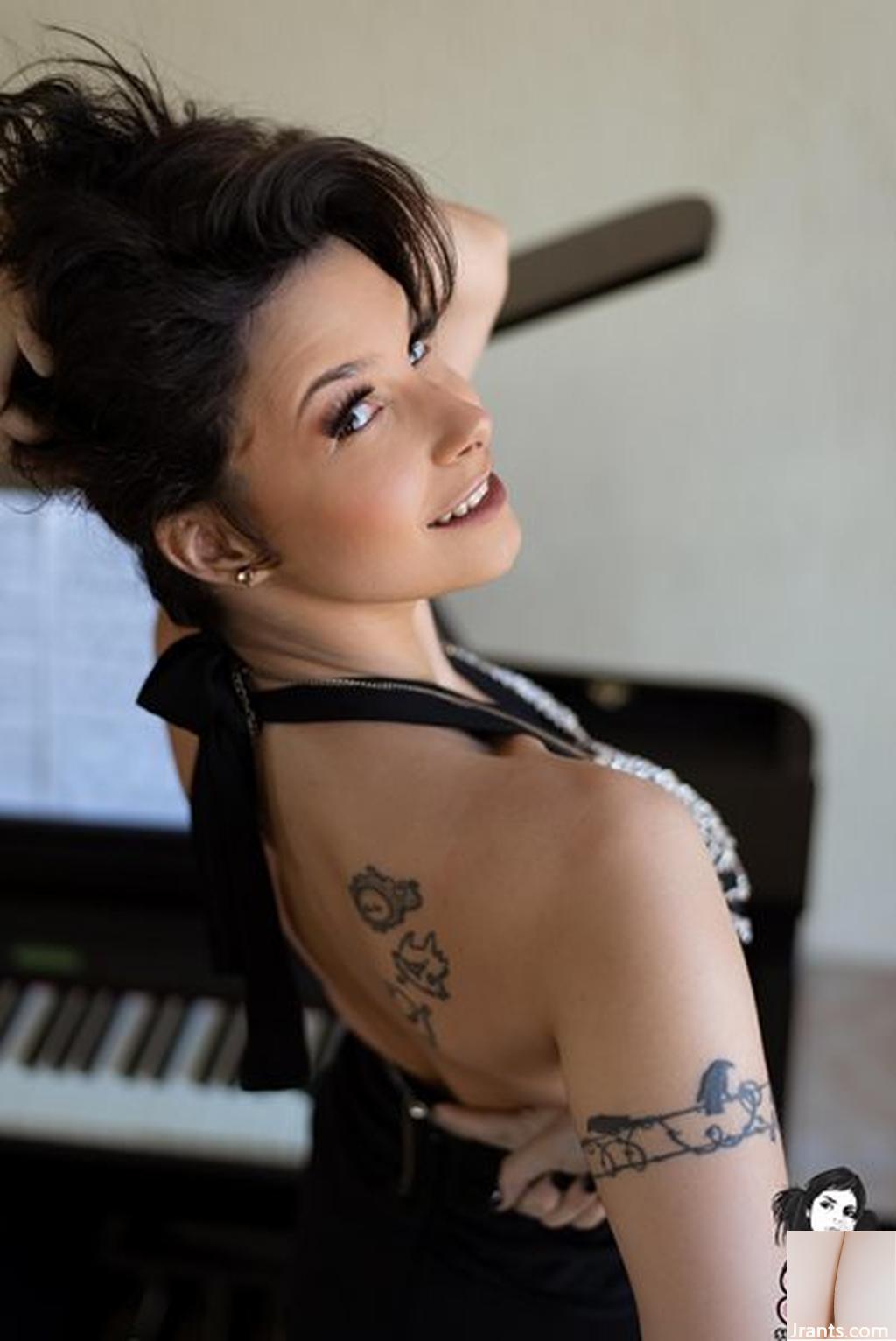 [Suicide Girls] Gweenblack – A Sala do Piano