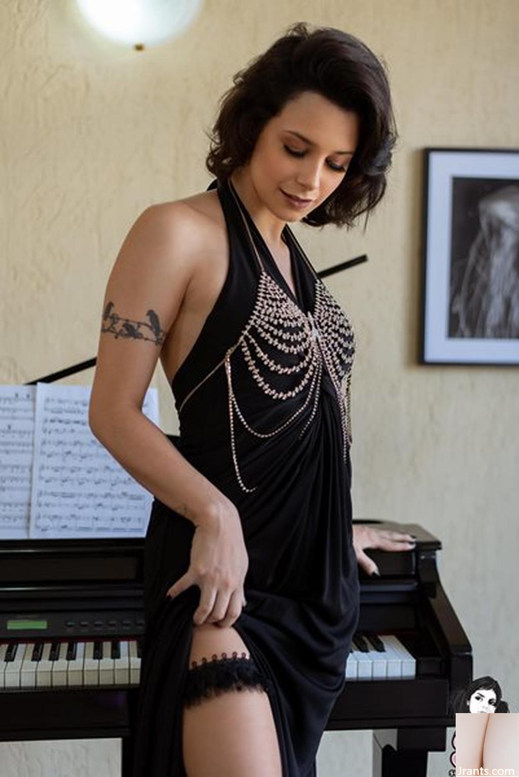 [Suicide Girls] Gweenblack – A Sala do Piano