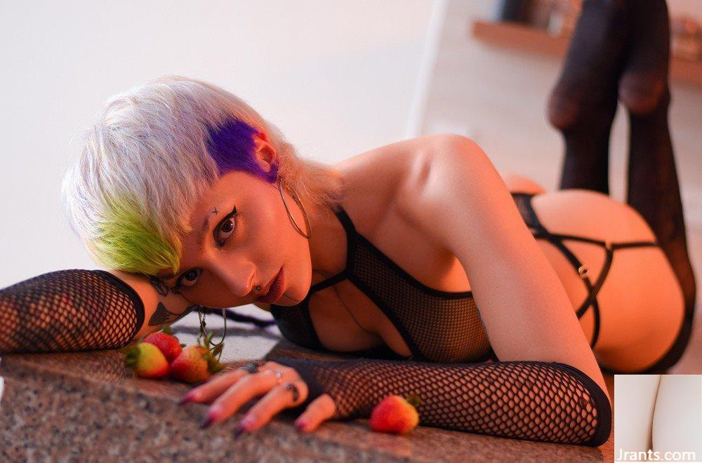 [Suicide Girls] 14 ديسمبر 2022 &#8211; Cyberotic &#8211; متعة الفراولة[49P]