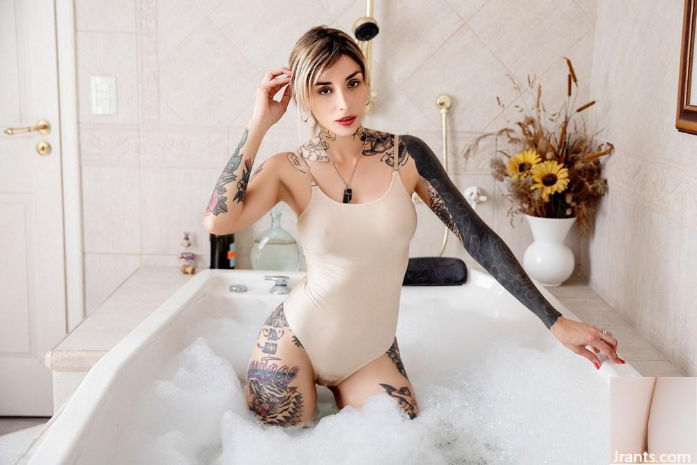 [Suicide Girls]- Douche au Champagne – Ginebra [48P]