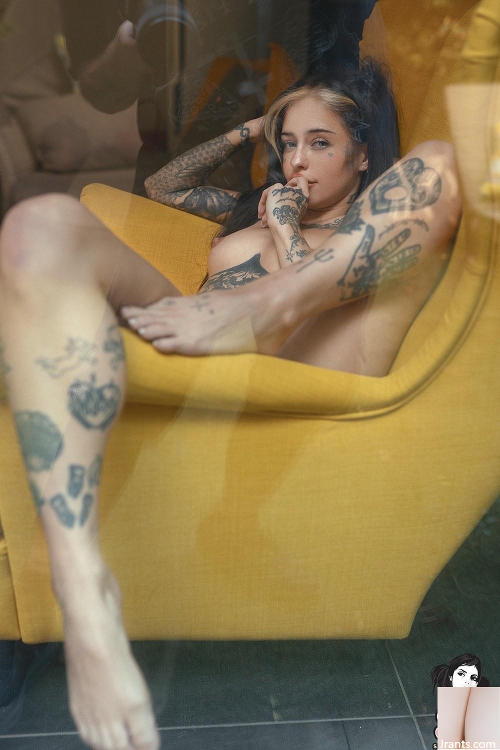 D[Suicide Girls] 25 febbraio 2023 – Minzi – DENTRO LA MIA TESTA[56P]