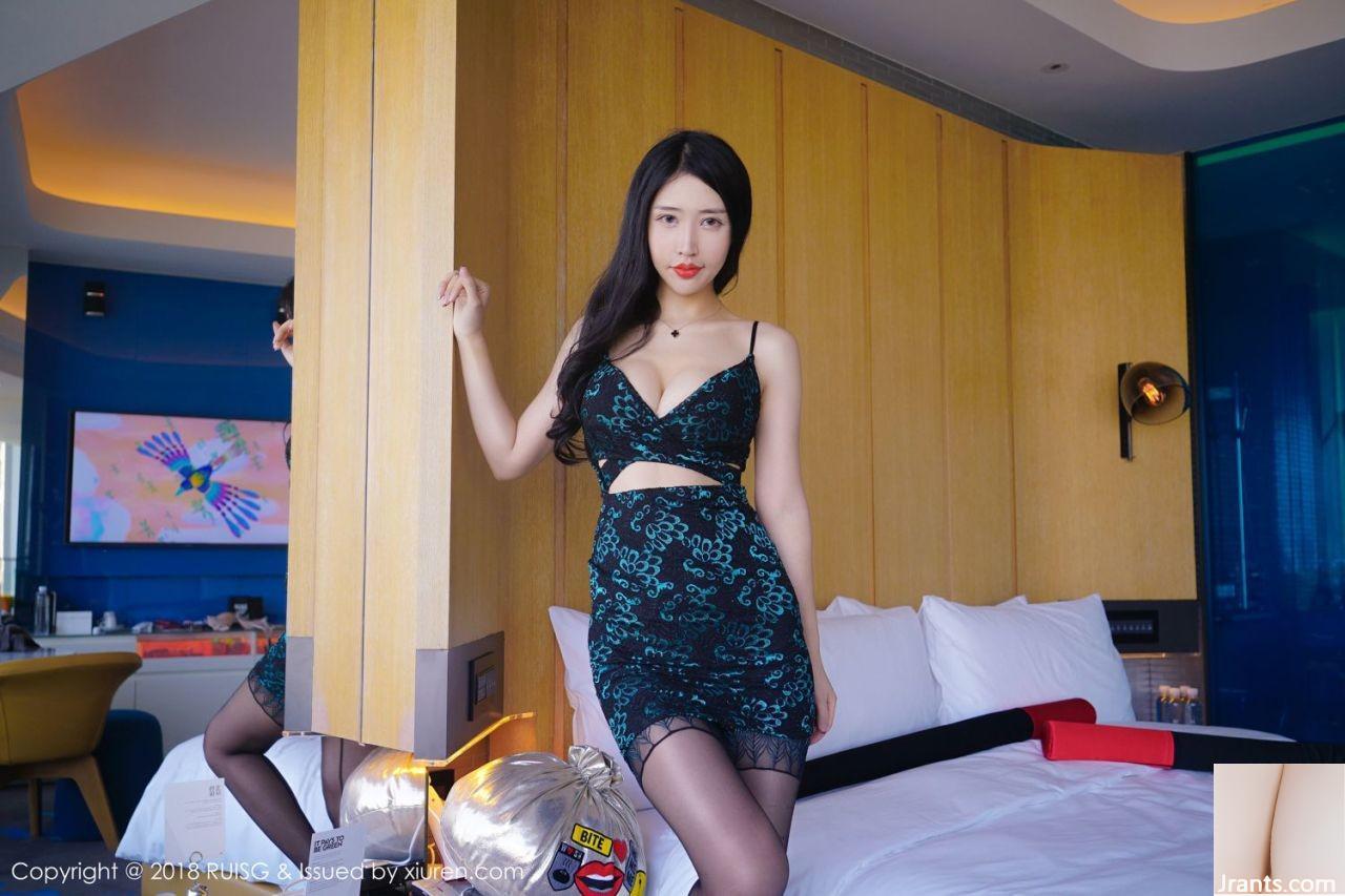 Model cantik Yu Xinyan mengenakan gaun gantung ala putri dengan stocking hitam dan kaki menawan (37P)