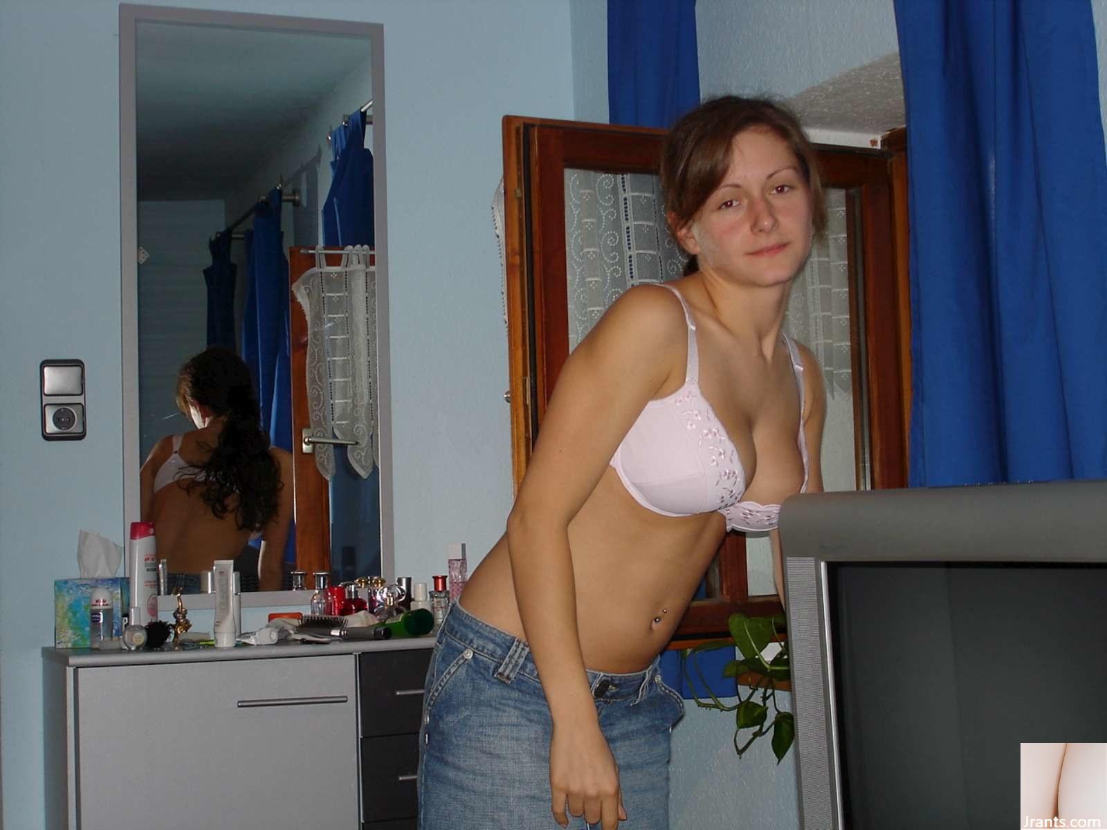 Une belle fille blanche, tendre et aux gros seins prend un selfie (80P)