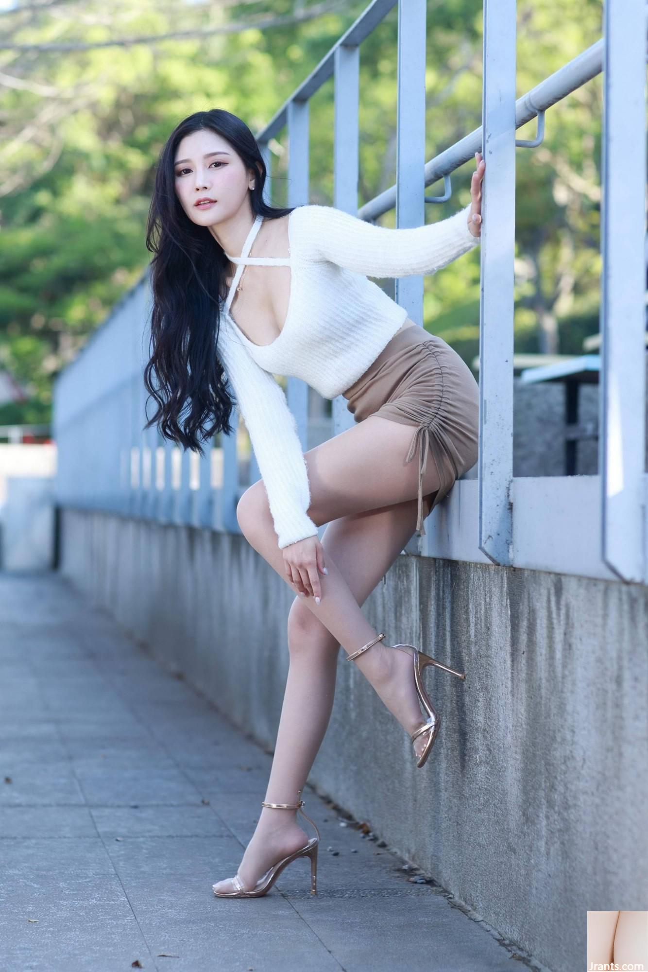 (Chapitre supplémentaire sur les belles jambes) Le mannequin aux longues jambes Xu Huiling montre son ventre dans une jupe courte avec des talons hauts et de belles jambes (86P)