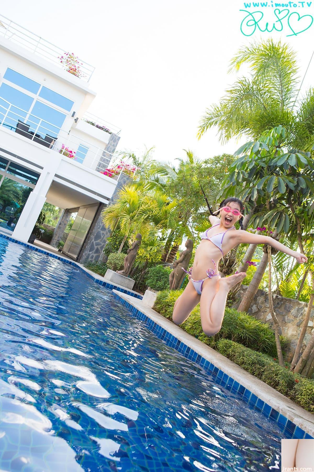 Linda garota de biquíni super legal na piscina de verão (29P)