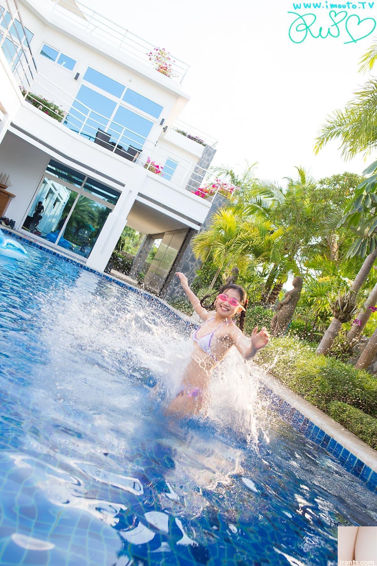 Linda garota de biquíni super legal na piscina de verão (29P)