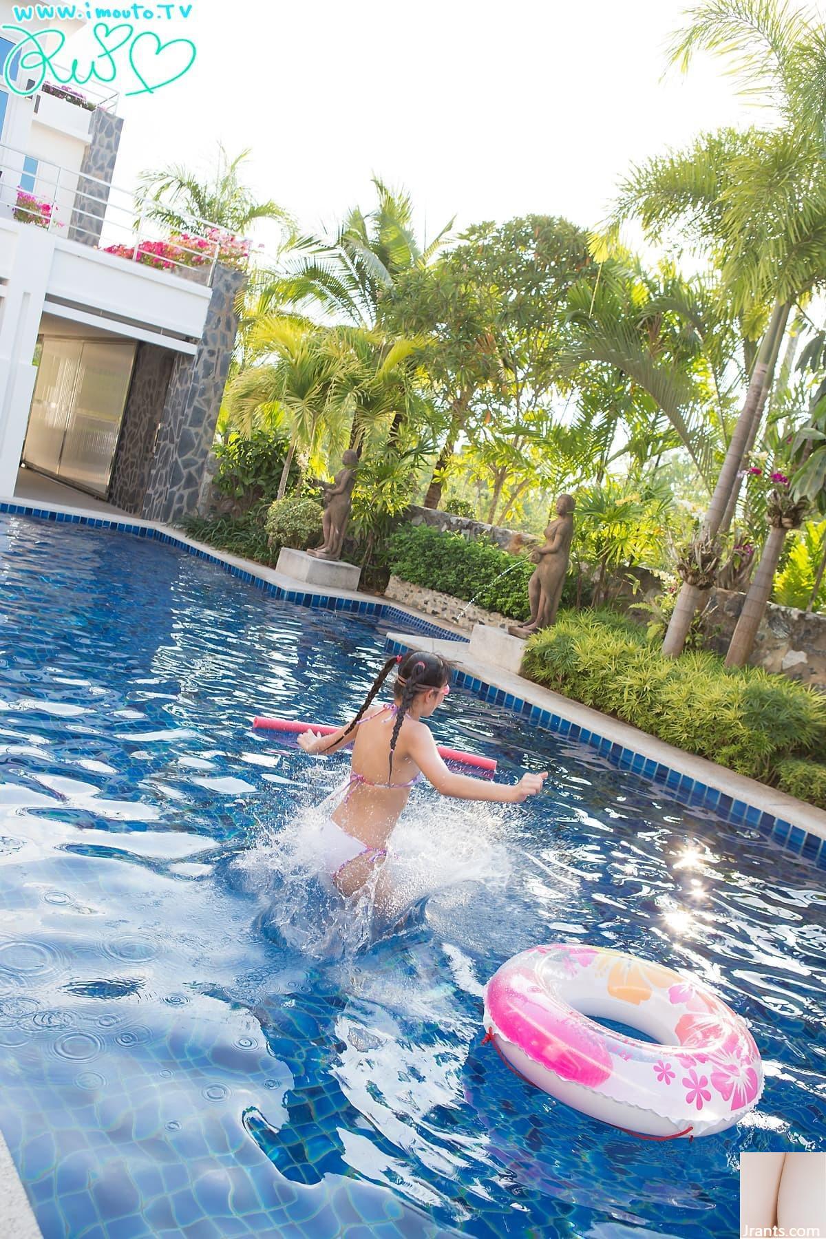 Linda garota de biquíni super legal na piscina de verão (29P)