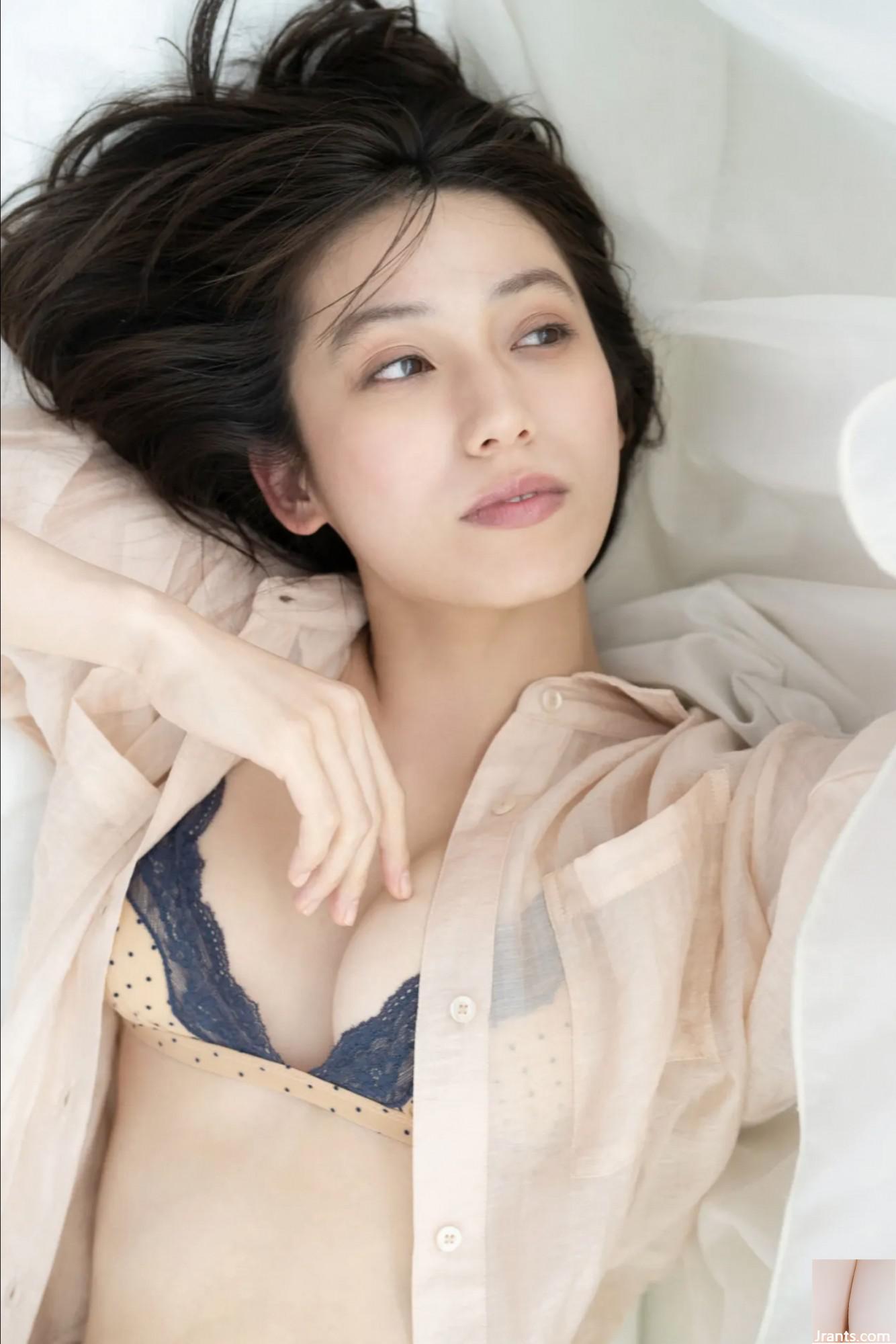 Airi Sato &#8220; Glossy Bare Skin VOL.1&#8221;  Complete Edition (60P)