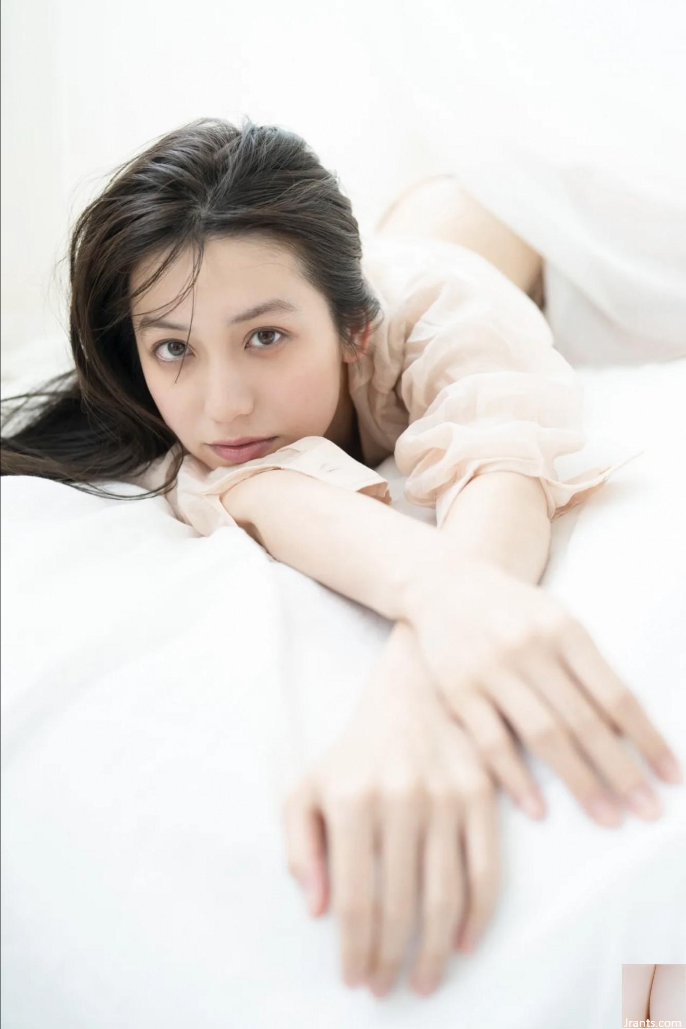 Airi Sato &#8220; Glossy Bare Skin VOL.1&#8221;  Complete Edition (60P)