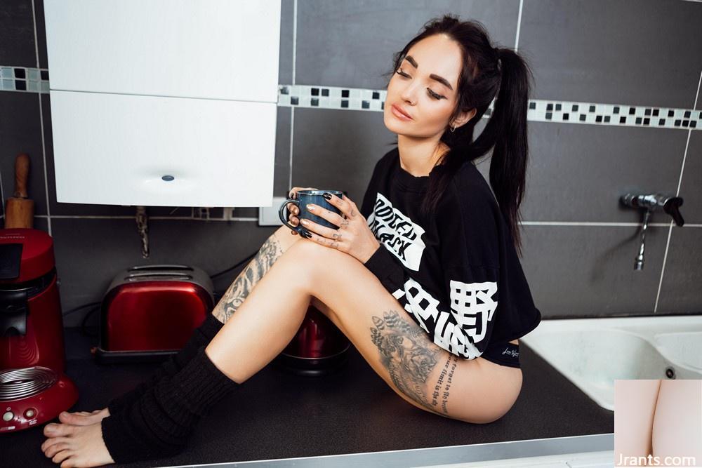 (Suicide Girls) 05 de junho de 2023 – Devon – Hora do café (49P)