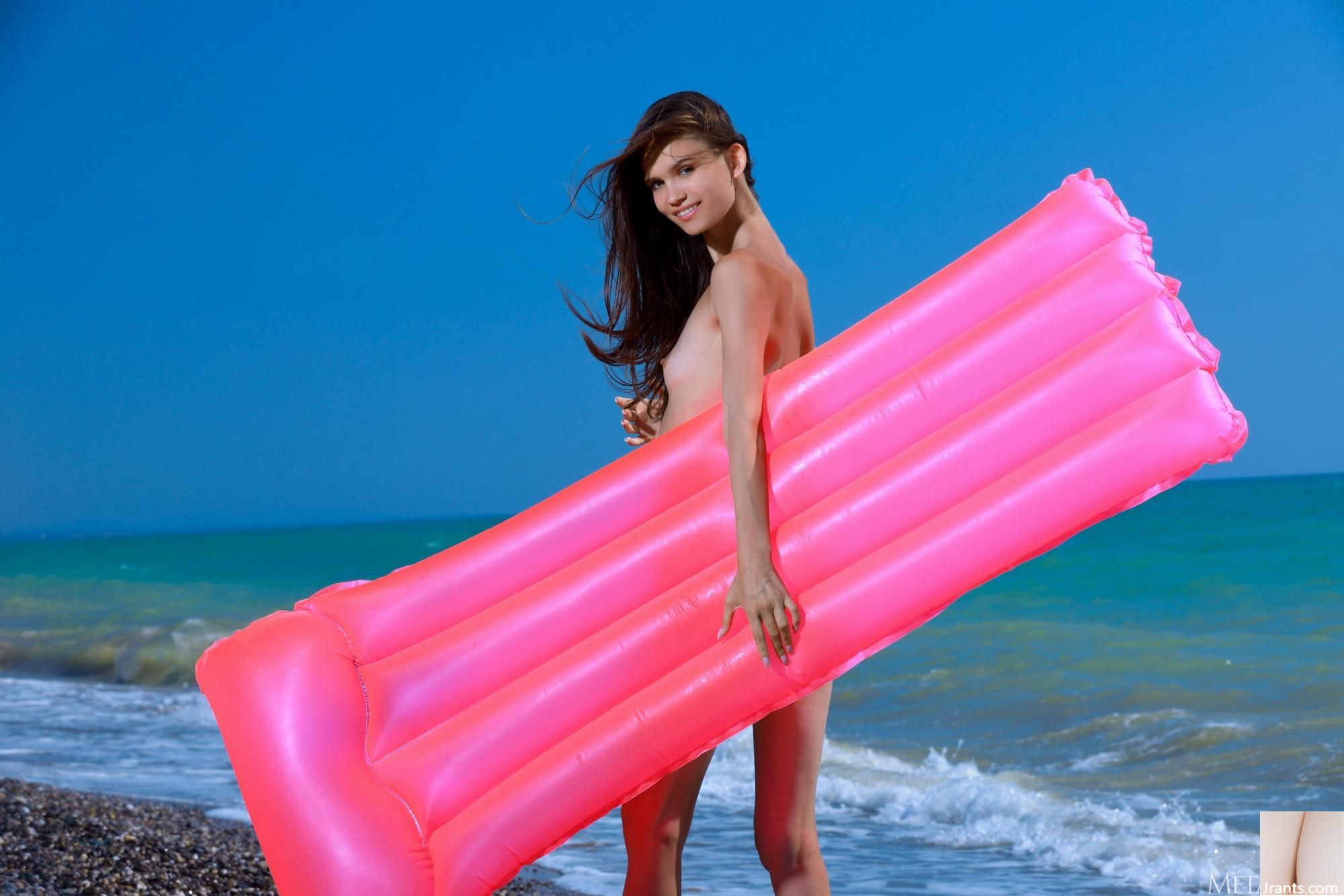 Anastasia Bella im Beach Float (120P)