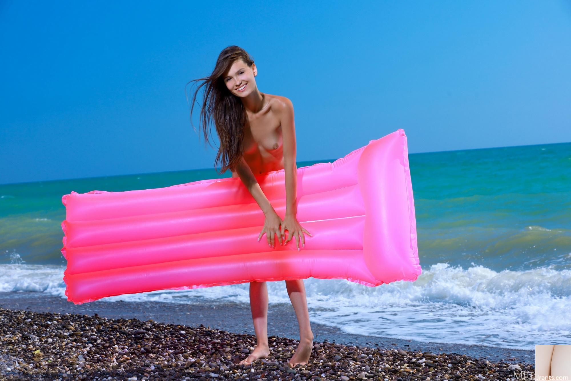 Anastasia Bella im Beach Float (120P)