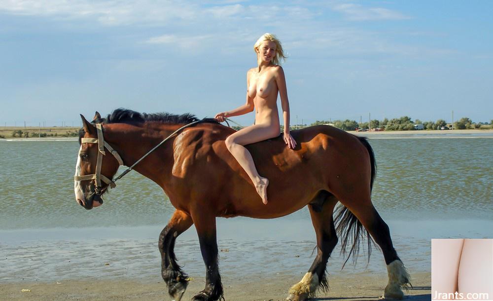 (Impresionante18) 13 de julio de 2023 – Larissa H – Larissa – Cabalgando por la playa (53P)