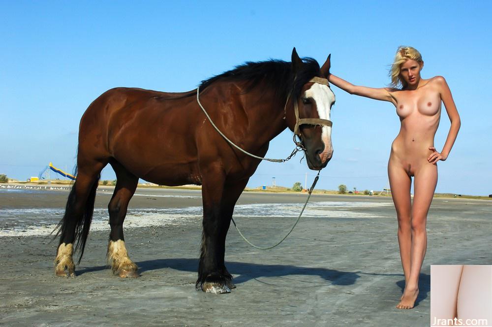 (Impresionante18) 13 de julio de 2023 – Larissa H – Larissa – Cabalgando por la playa (53P)