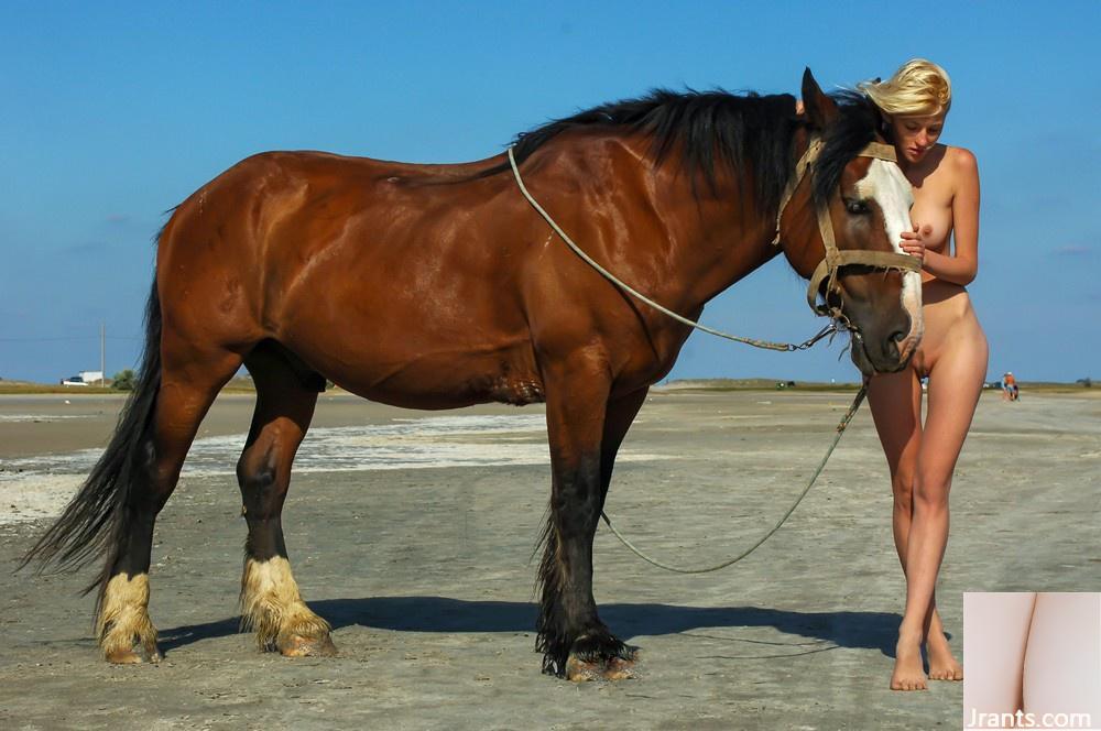 (Impresionante18) 13 de julio de 2023 – Larissa H – Larissa – Cabalgando por la playa (53P)