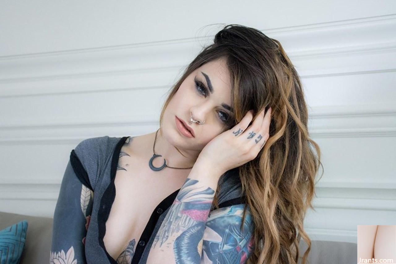 (Suicide Girls) 25 septembre 2022 – Sarahmoon – Steady Glow (48P)