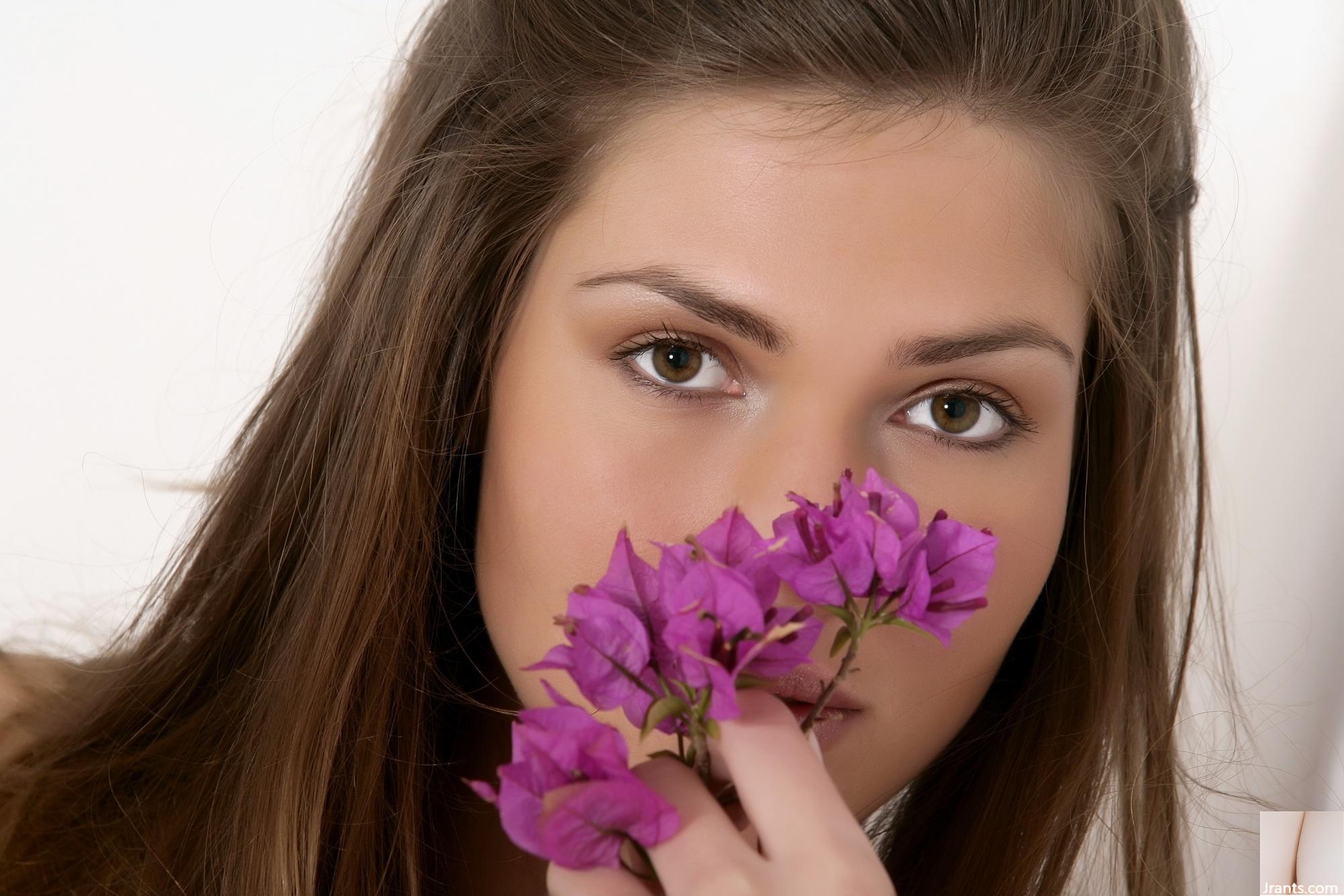 Chiara in ihren Blumen (127P)