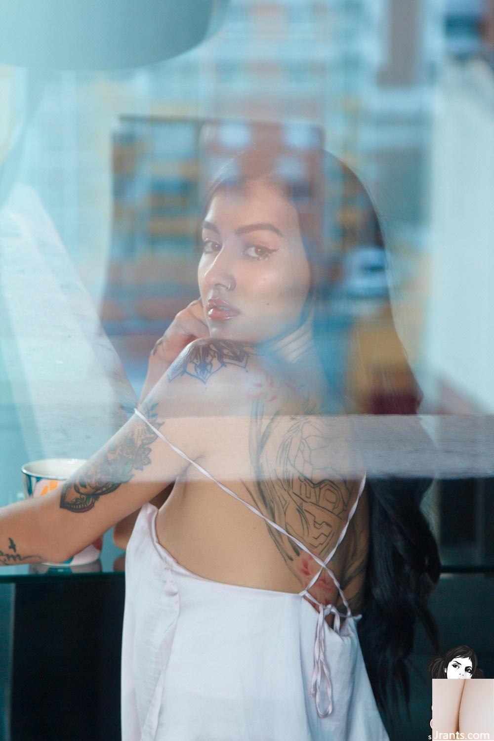 (Suicide Girls) 03 de septiembre de 2023 – Liasunmoon – café del mediodía (48P)