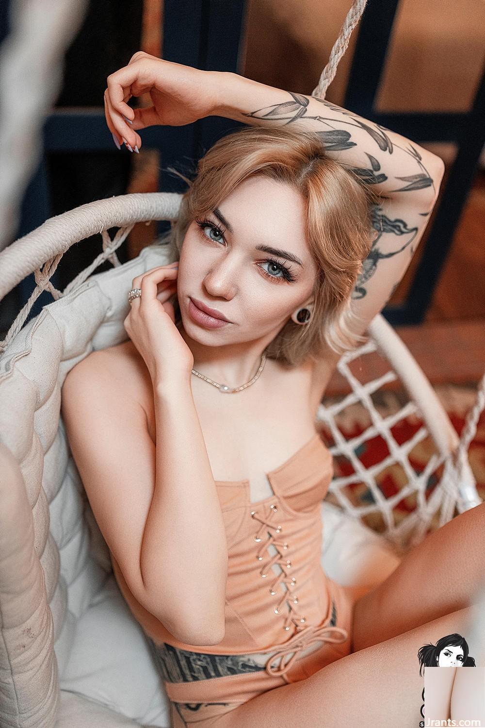 (Suicide Girls) 11 septembre 2023 – Roxyloove – Coeur flottant (52P)