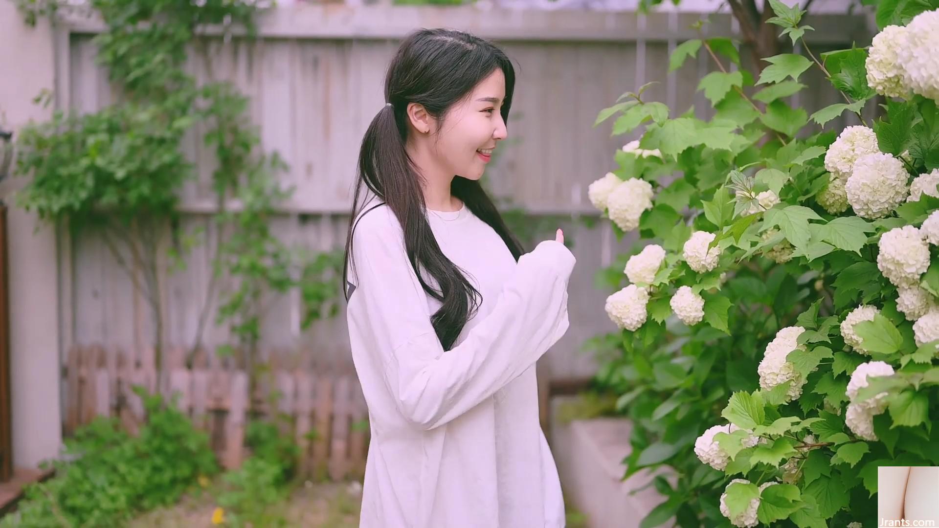 Koreanisches Model Jena.sis (besprüht und gießt Blumen in einem kleinen Garten, ohne Unterwäsche zu tragen) (93P)