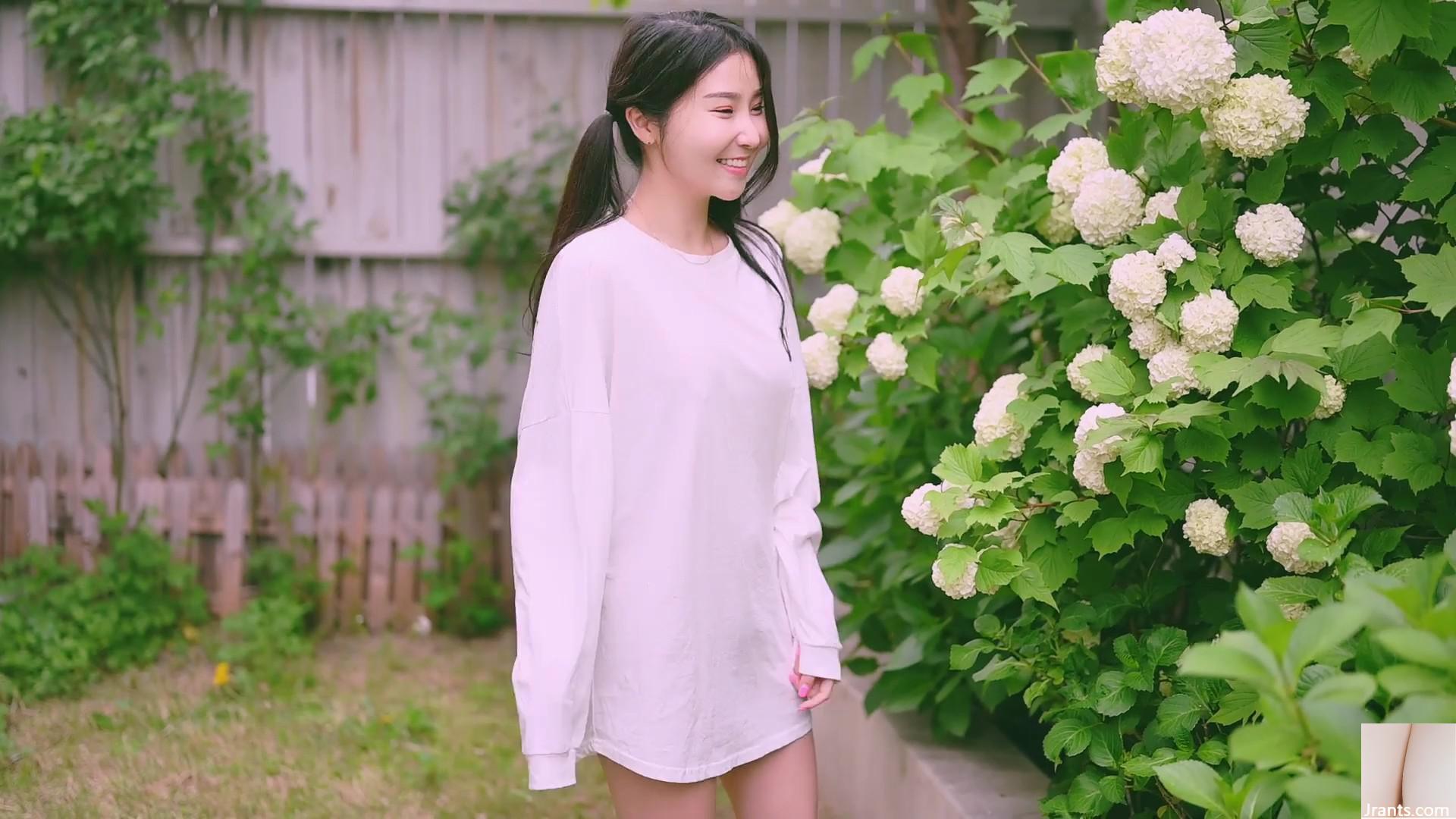 Koreanisches Model Jena.sis (besprüht und gießt Blumen in einem kleinen Garten, ohne Unterwäsche zu tragen) (93P)