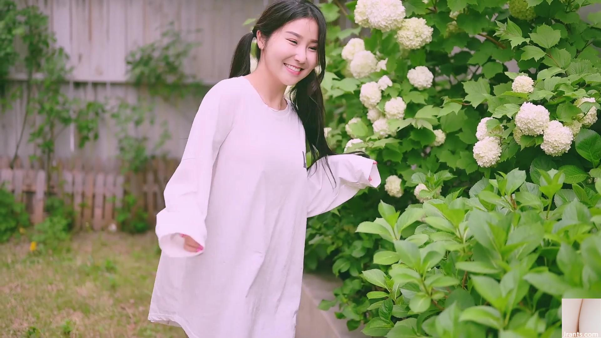 Koreanisches Model Jena.sis (besprüht und gießt Blumen in einem kleinen Garten, ohne Unterwäsche zu tragen) (93P)