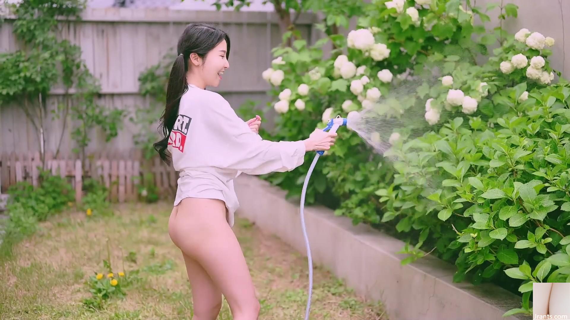 Koreanisches Model Jena.sis (besprüht und gießt Blumen in einem kleinen Garten, ohne Unterwäsche zu tragen) (93P)