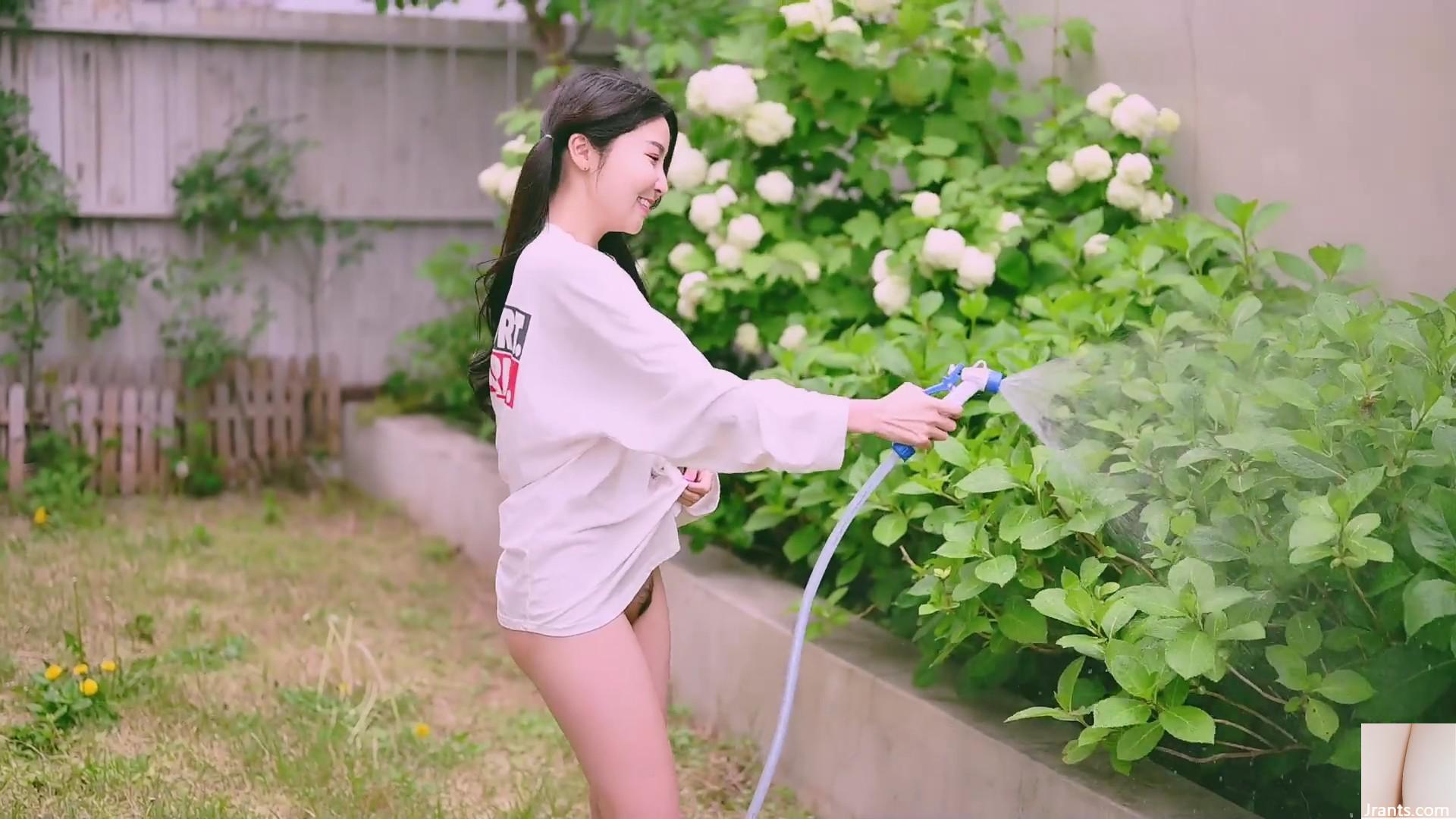 Koreanisches Model Jena.sis (besprüht und gießt Blumen in einem kleinen Garten, ohne Unterwäsche zu tragen) (93P)