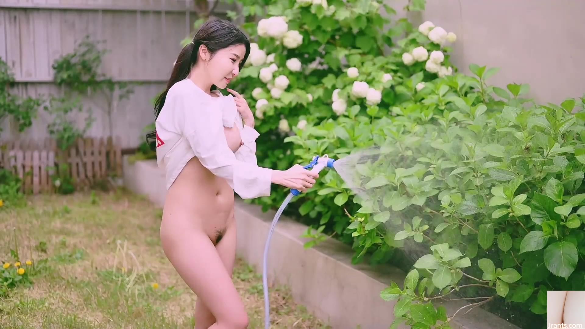 Koreanisches Model Jena.sis (besprüht und gießt Blumen in einem kleinen Garten, ohne Unterwäsche zu tragen) (93P)