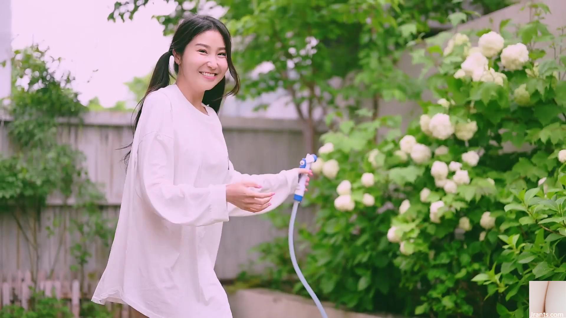 Koreanisches Model Jena.sis (besprüht und gießt Blumen in einem kleinen Garten, ohne Unterwäsche zu tragen) (93P)