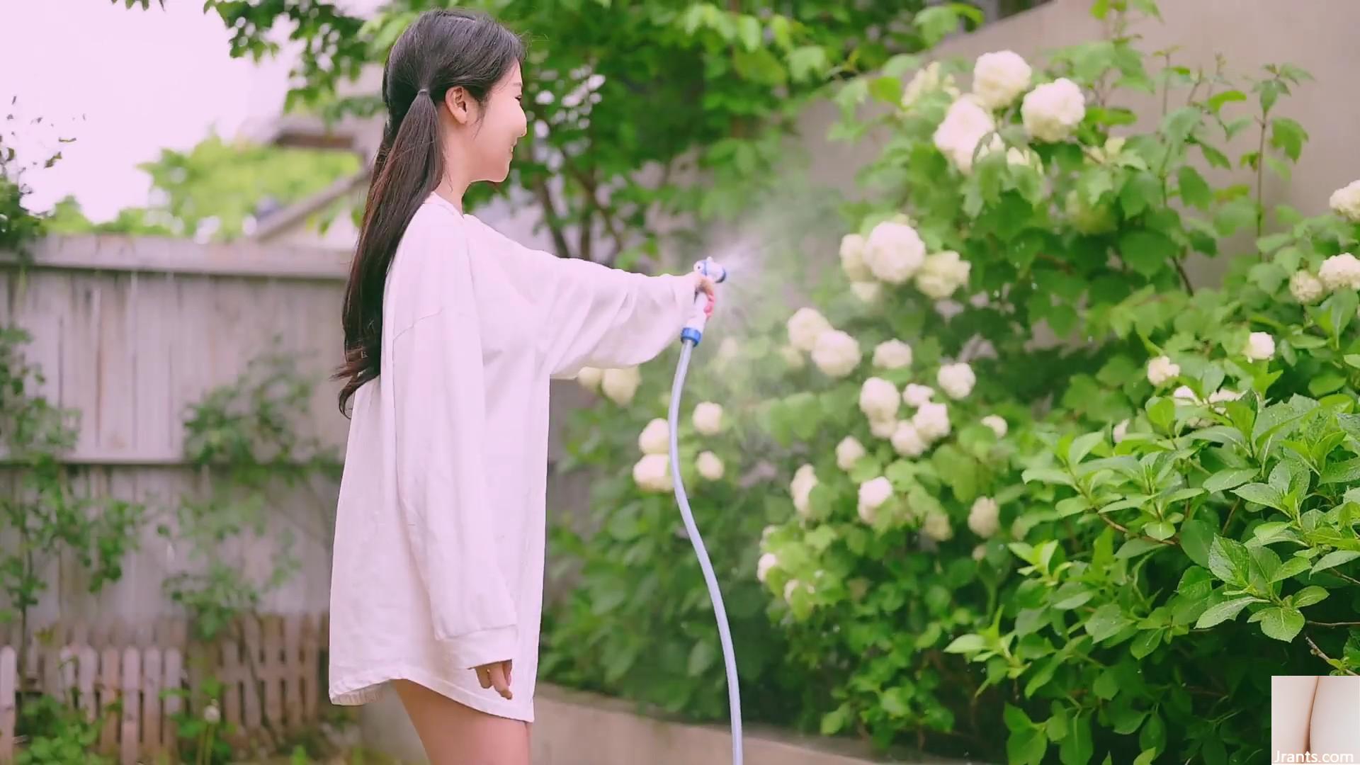 Koreanisches Model Jena.sis (besprüht und gießt Blumen in einem kleinen Garten, ohne Unterwäsche zu tragen) (93P)