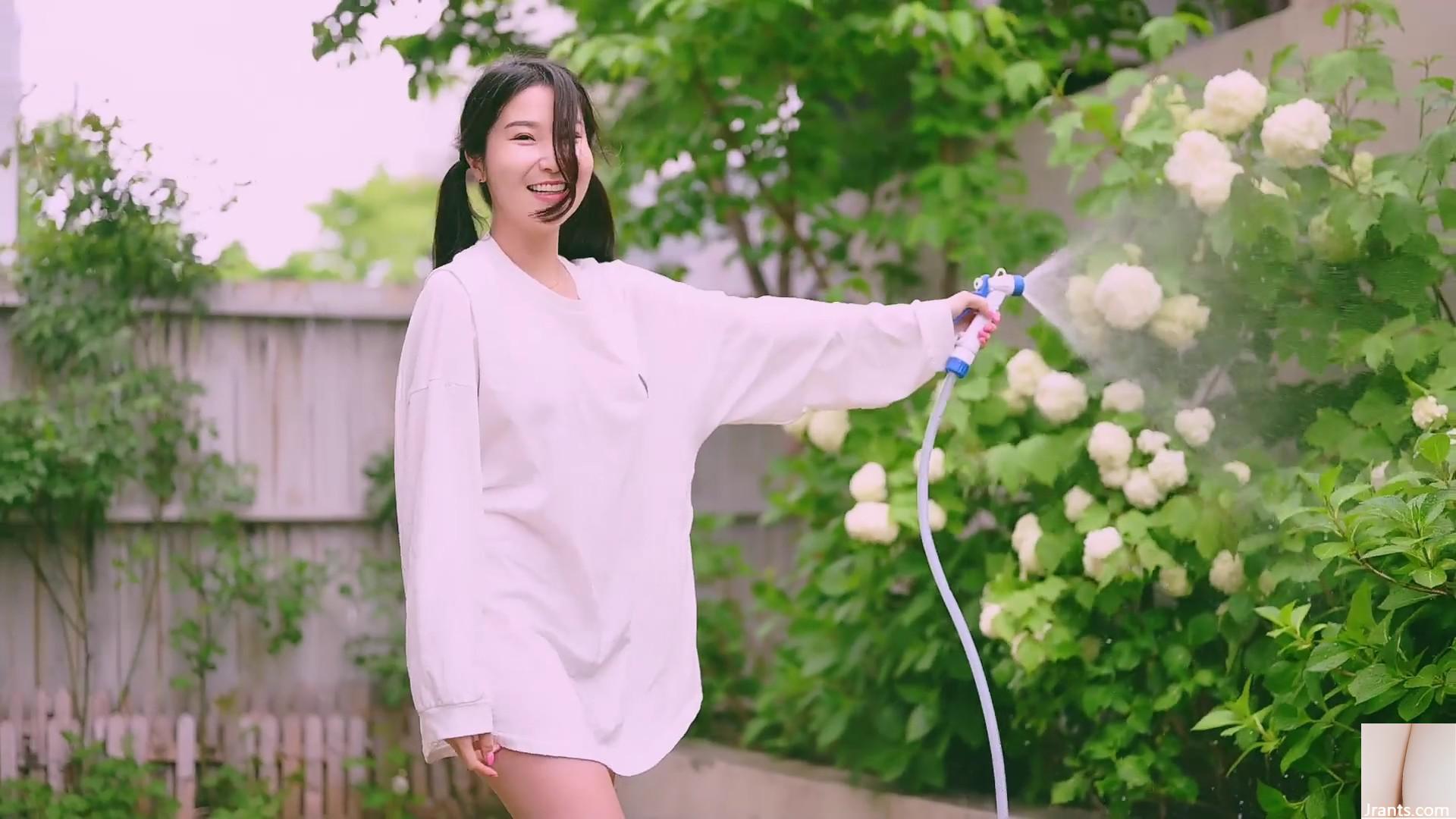 Koreanisches Model Jena.sis (besprüht und gießt Blumen in einem kleinen Garten, ohne Unterwäsche zu tragen) (93P)