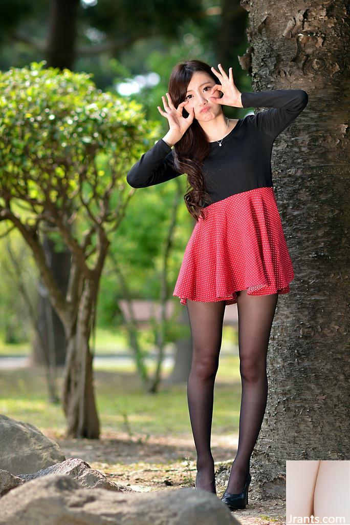 Beauté en jupe et bas à fleurs rouges