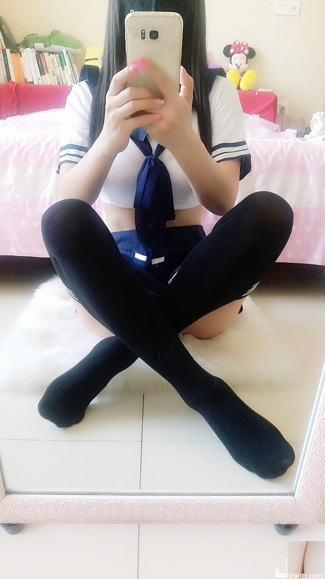 (Belle collection de photos) Cheng Xiang Jingjing – Jupe étudiante et chaussettes montantes (28P)