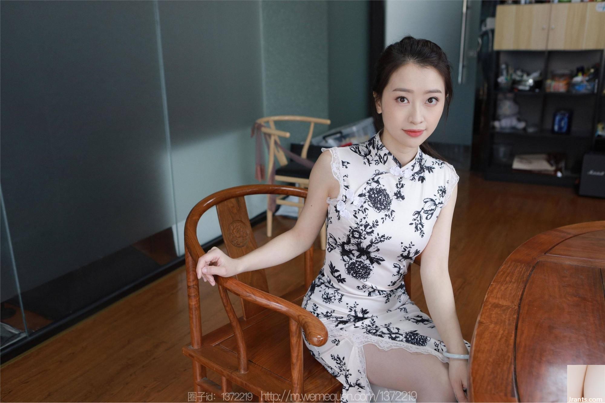 (IESS) «Cheongsam de seda gris» de Si Xiangjia Xiaojie (86P)