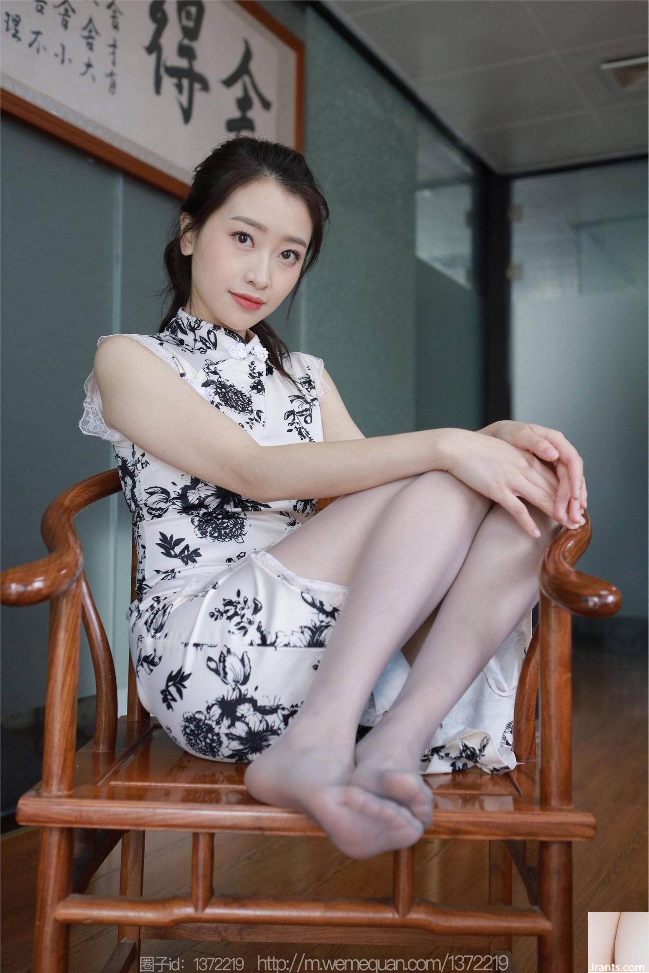 (IESS) «Cheongsam de seda gris» de Si Xiangjia Xiaojie (86P)